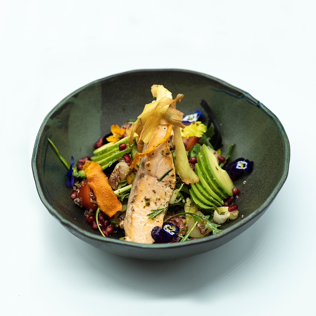 Primavara – Salata cu quinoa, avocado, rodie, somon si dressing de citrice si ierburi de gradina Primavara – Salata cu quinoa, avocado, rodie, somon si dressing de citrice si ierburi de gradina